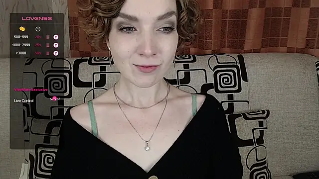 TinaWince online show from November 14, 2025, 4:49 am