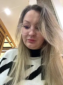 Teya moon  online show from March 8, 2026, 3:26 pm