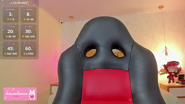 Snapshot of LARSONMIA chatting on February 24, 2026, 12:39 pm LARSONMIA online show from February 24, 2026, 12:39 pm