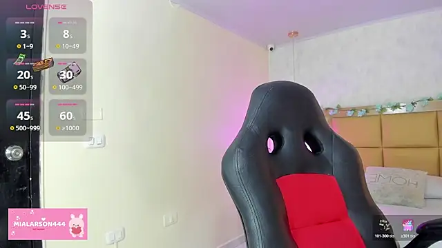 Snapshot of LARSONMIA chatting on February 4, 2026, 12:33 pm LARSONMIA online show from February 4, 2026, 12:33 pm