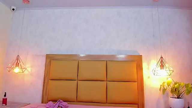 LARSONMIA online show from March 18, 2025, 3:12 pm