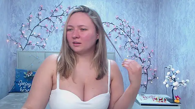 Snapshot of SallyVerda chatting on May 11, 2026, 6:05 pm SallyVerda online show from May 11, 2026, 6:05 pm