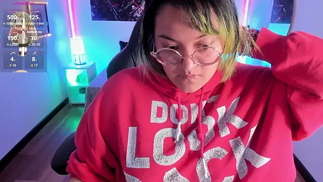 lucky-leah online show from November 6, 2025, 3:43 am