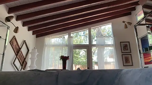 YUMIandbigWOLF online show from September 30, 2025, 7:20 pm