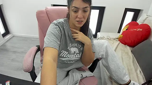 Snapshot of Dyana_Kaylinn chatting on February 2, 2026, 6:34 am Dyana Kaylinn online show from February 2, 2026, 6:34 am