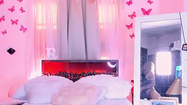 rosemonrooe online show from February 11, 2026, 7:47 pm