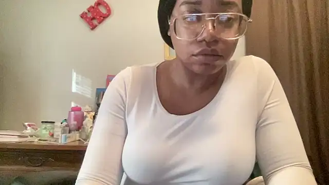 MommyConfident online show from December 4, 2025, 7:57 pm