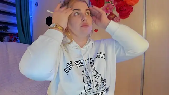 CoraSwon online show from October 29, 2025, 11:36 pm