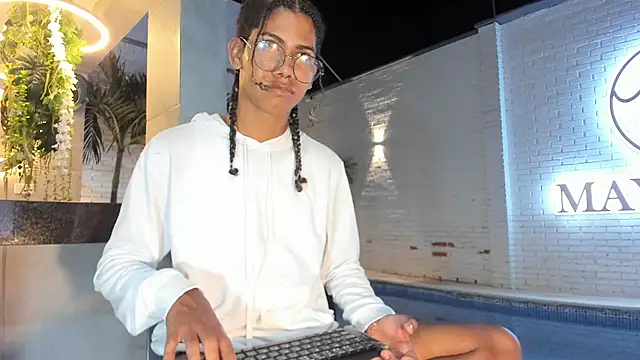 Maxim-Walker online show from November 15, 2025, 4:27 am