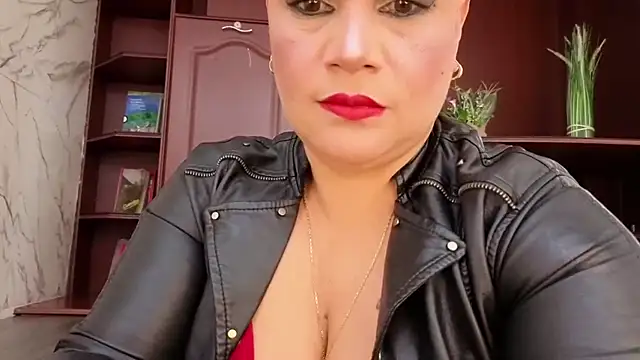 GianellaCox  online show from November 18, 2025, 1:14 pm