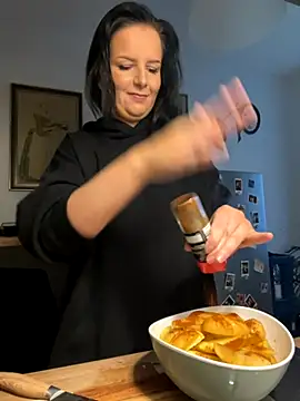 Off  Melonenmandy online show from October 8, 2025, 3:46 pm