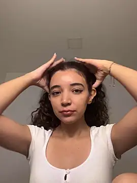 uniquerossie online show from December 4, 2025, 8:02 am