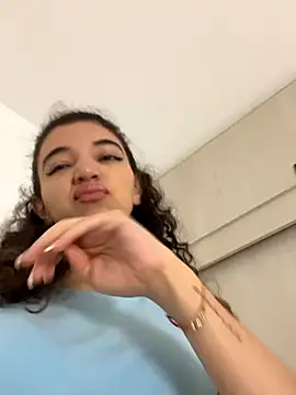 uniquerossie online show from December 2, 2025, 8:38 am