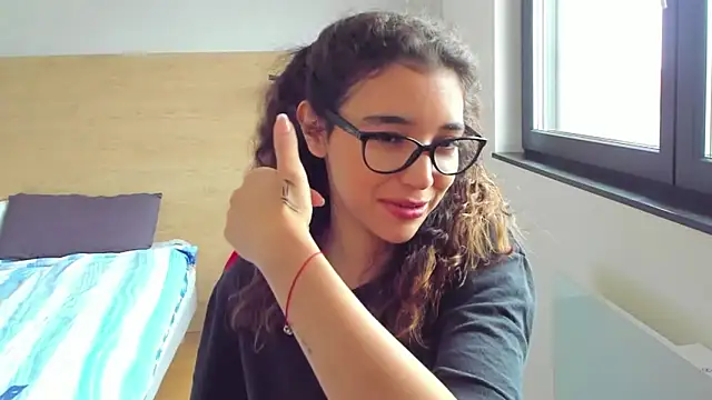 uniquerossie online show from October 11, 2025, 10:38 am