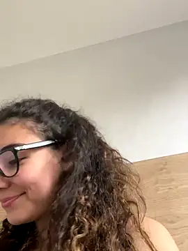 uniquerossie online show from November 7, 2025, 10:53 am