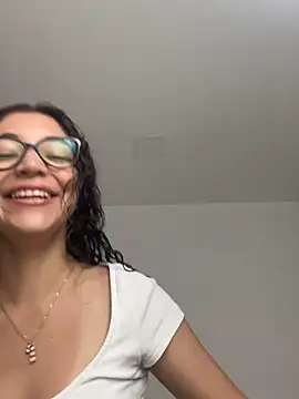 uniquerossie online show from December 14, 2025, 8:09 am