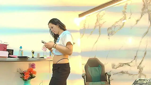 Lindsey8 online show from February 4, 2026, 12:44 pm