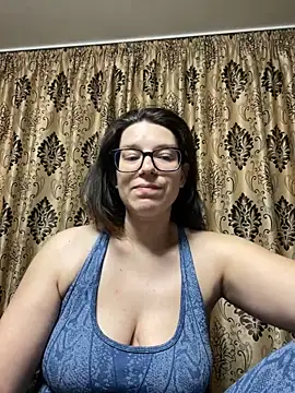 NadiraNoor online show from April 22, 2026, 8:04 pm