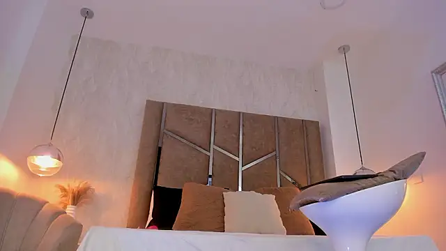 Martinaa Jones  online show from March 18, 2026, 1:24 pm