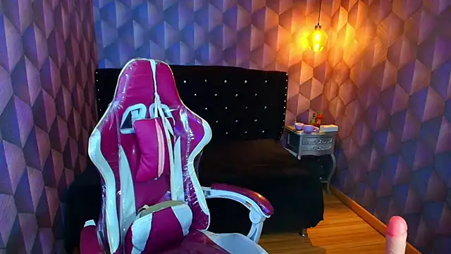 LiaHarryis online show from April 18, 2026, 7:07 pm