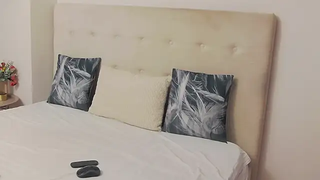 CassieHilton online show from October 19, 2025, 7:05 pm