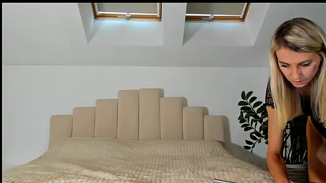 LunAnna online show from September 25, 2025, 2:12 pm