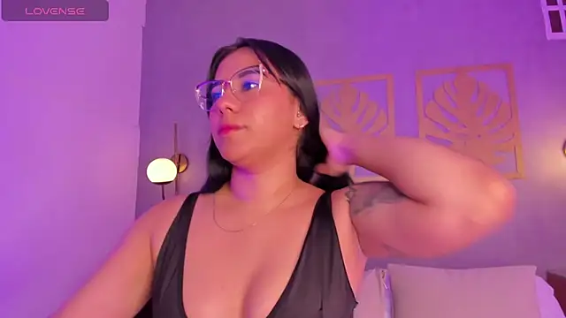 Snapshot of majo_rosse_ chatting on May 16, 2026, 7:13 pm majo rosse online show from May 16, 2026, 7:13 pm