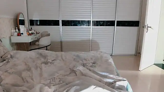 -Lucky Girl online show from October 10, 2025, 1:34 pm