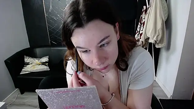 Snapshot of littleviki7 chatting on May 12, 2026, 5:04 am littleviki7 online show from May 12, 2026, 5:04 am