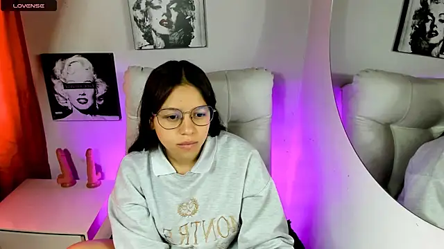 SamanthaRoldaan online show from April 8, 2026, 2:51 pm