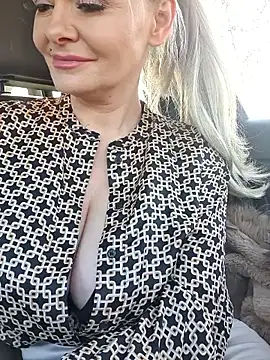 GjuliaX online show from November 19, 2025, 8:36 am