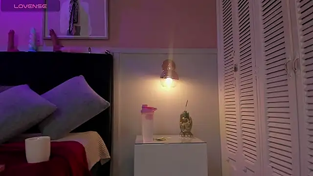 chloe watson  online show from October 4, 2025, 7:37 pm