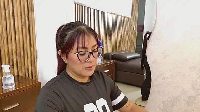 evelynjohnsoon online show from November 21, 2025, 11:53 am