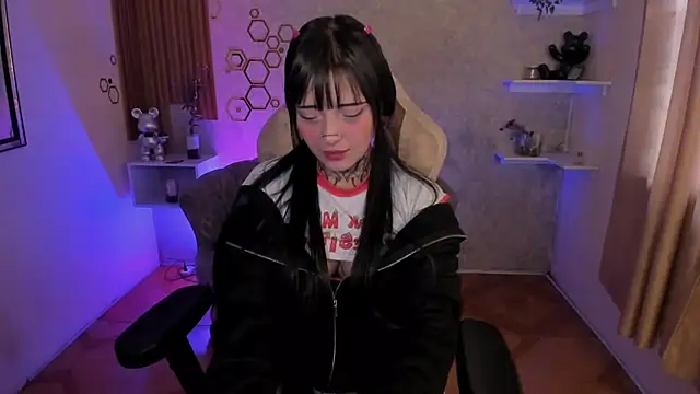 mia catt05 online show from November 14, 2025, 4:43 pm