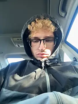 Snapshot of CreamyAustin chatting on October 31, 2025, 7:32 pm CreamyAustin online show from October 31, 2025, 7:32 pm