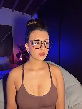 EmaSaenz online show from October 22, 2025, 9:46 pm