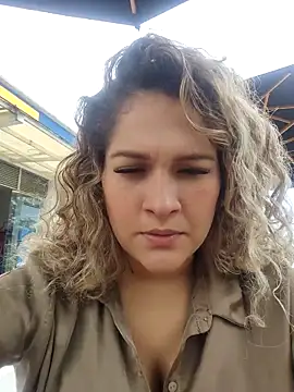 Sara smiiith211 online show from March 13, 2025, 7:39 pm