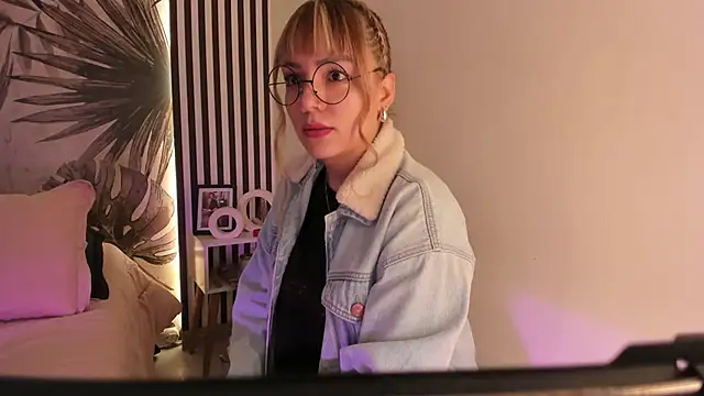 Samaantha-White online show from April 16, 2026, 11:33 am