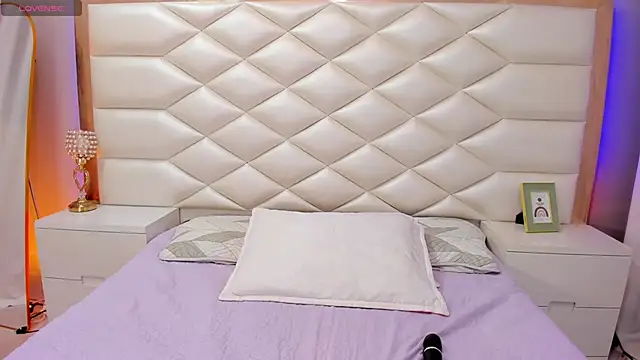 NinnaVous online show from April 21, 2026, 1:18 am