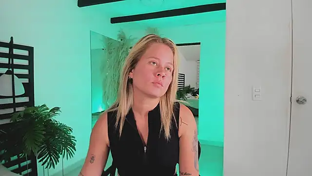 stefanny ruiz  online show from January 28, 2025, 3:25 pm