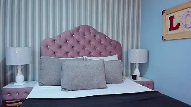 Snapshot of SuzanSmithh chatting on February 13, 2026, 12:05 pm SuzanSmithh online show from February 13, 2026, 12:05 pm