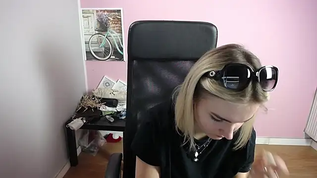viktoria lovely online show from June 19, 2026, 7:36 am