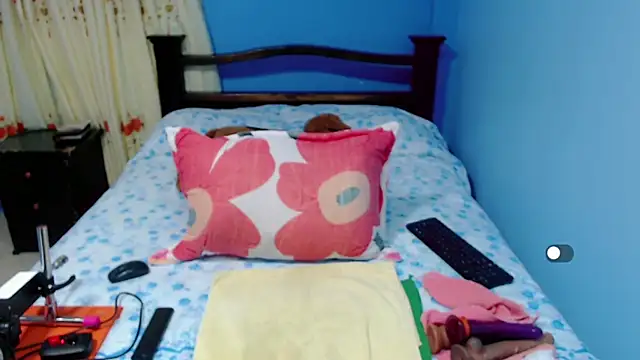 Lily Benet1 online show from November 21, 2025, 5:12 pm