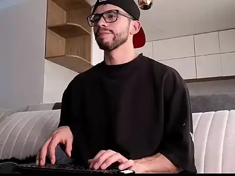 Snapshot of Phantom_Bigger1 chatting on December 19, 2025, 7:05 pm Phantom Bigger1 online show from December 19, 2025, 7:05 pm