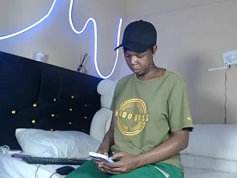 leslie bebby2 online show from October 2, 2025, 7:45 am