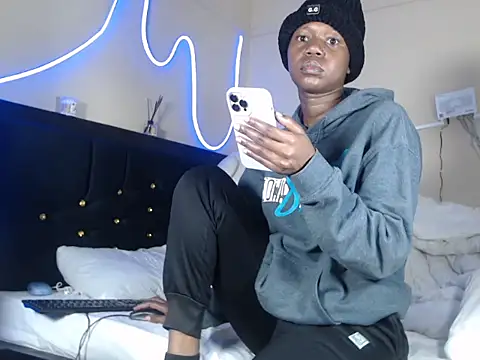 leslie bebby2 online show from September 26, 2025, 3:24 am