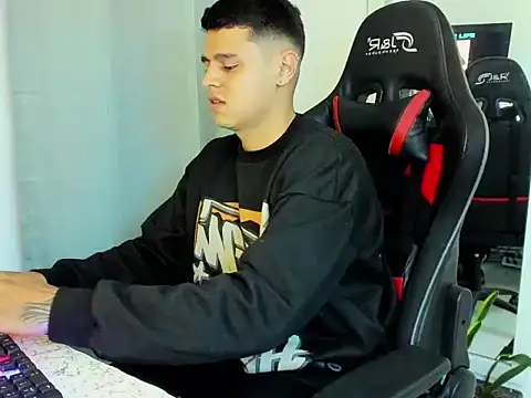 Snapshot of E_Moon chatting on November 4, 2025, 4:16 am E Moon online show from November 4, 2025, 4:16 am