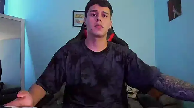 Snapshot of E_Moon chatting on December 18, 2024, 3:37 am E Moon online show from December 18, 2024, 3:37 am