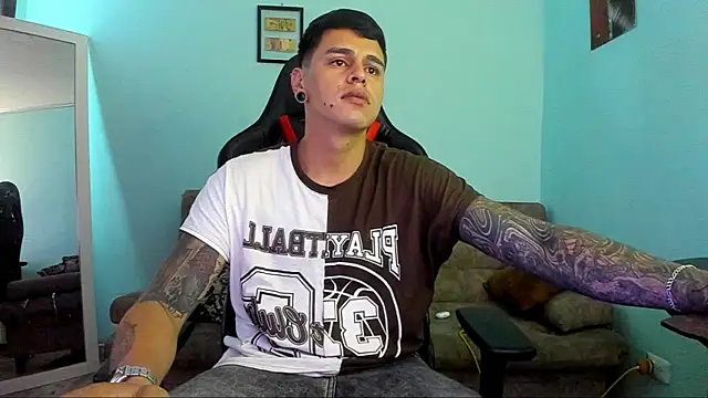 Snapshot of E_Moon chatting on December 9, 2024, 11:26 am E Moon online show from December 9, 2024, 11:26 am