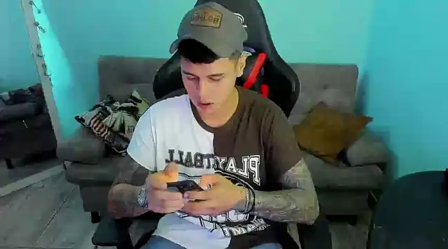 Snapshot of E_Moon chatting on December 30, 2024, 5:04 am E Moon online show from December 30, 2024, 5:04 am